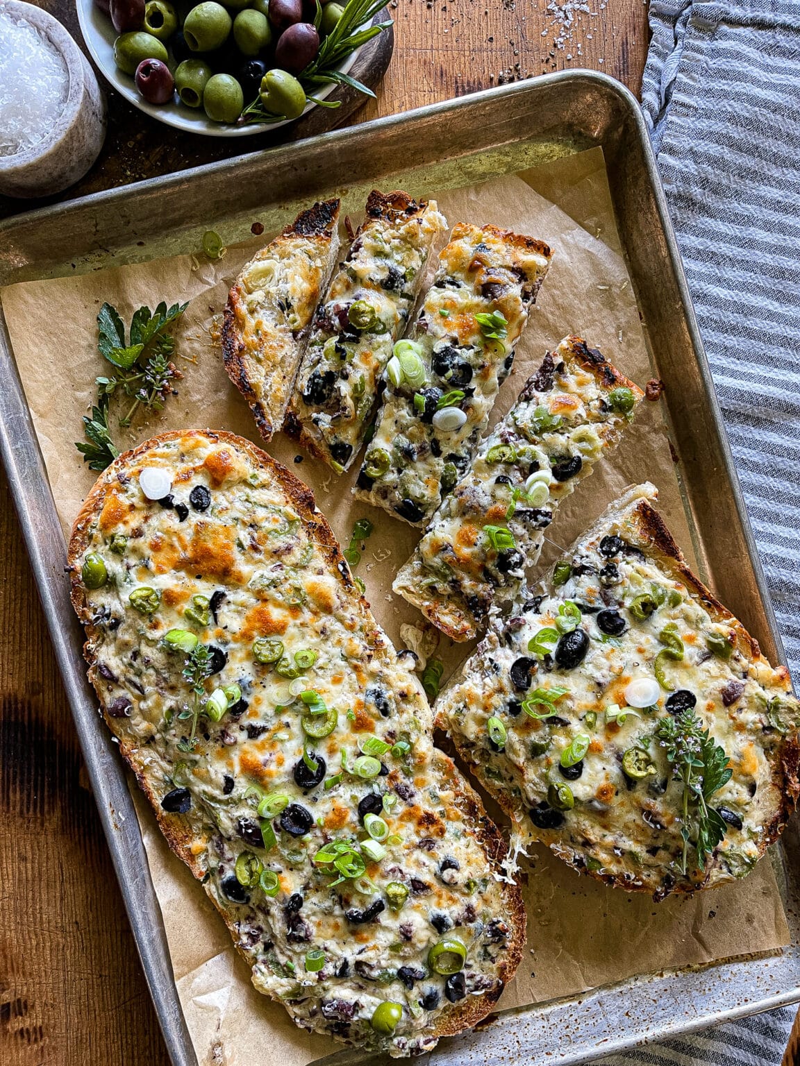 olive-cheese-bread-easy-cheesy-party-bread