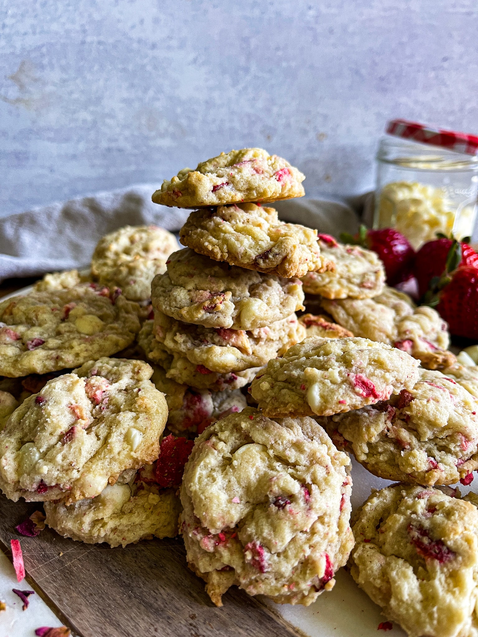 strawberries and cream cookies