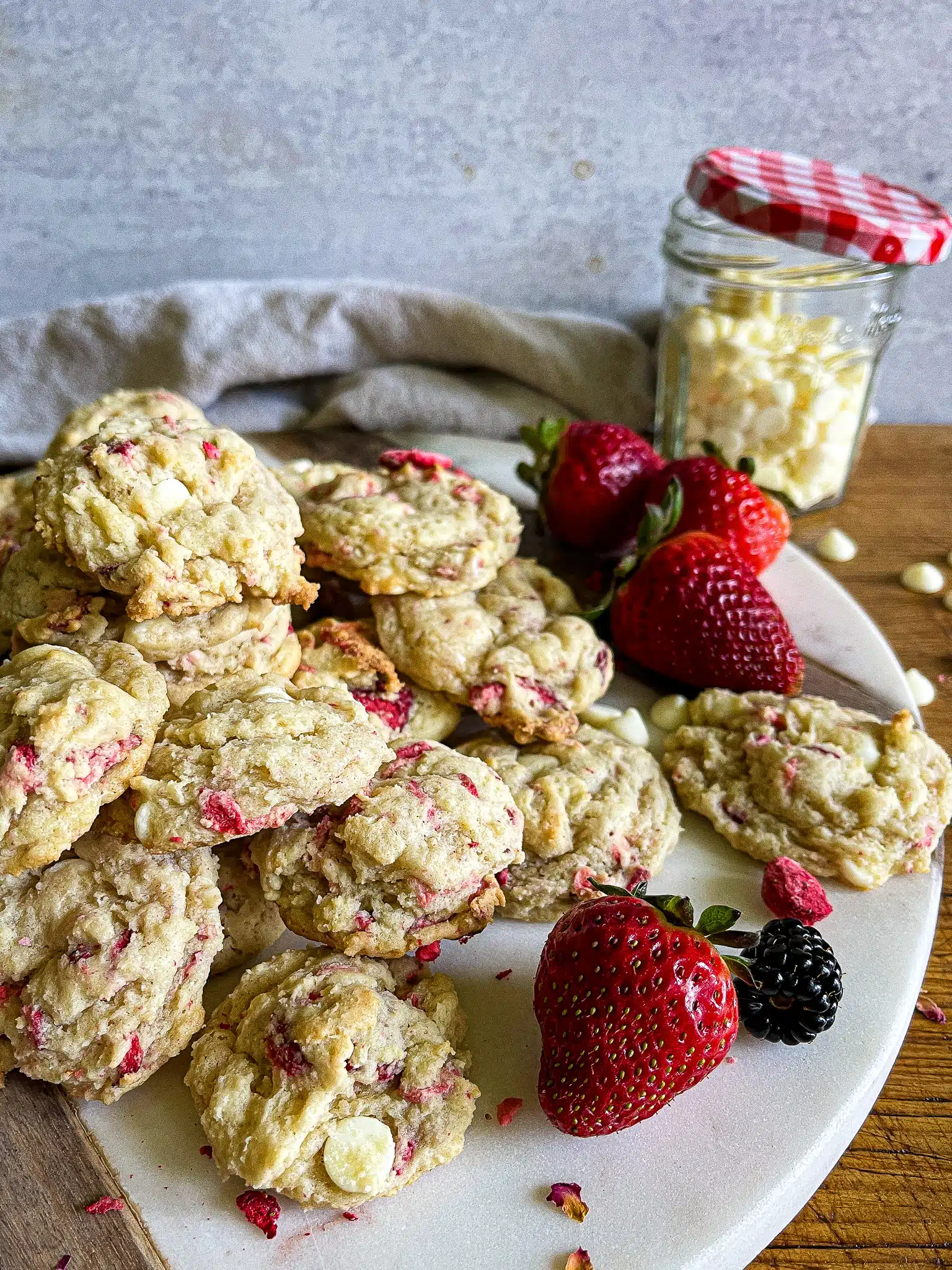 strawberries and cream cookies