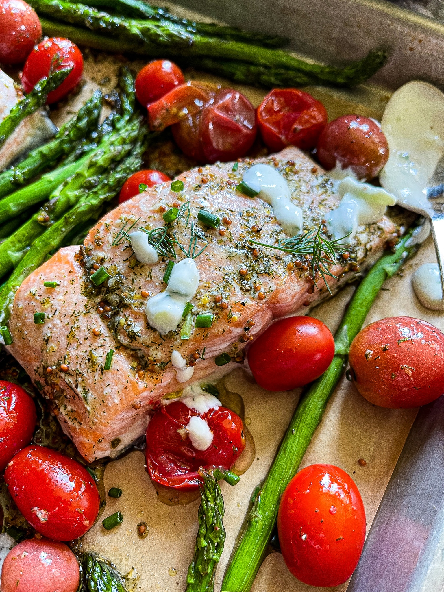 sheet pan salmon with asparagus and tomatoes